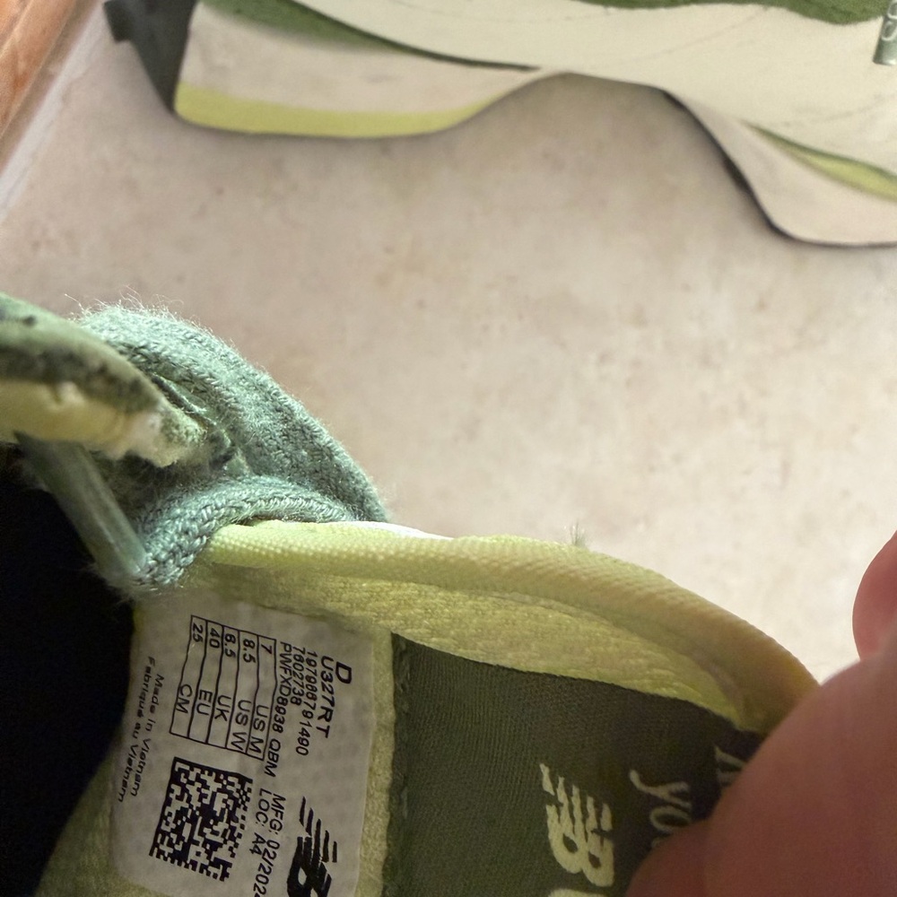 New Balance 327 figs Green & White Retro Runner Sneakers - Picture 4 of 6
